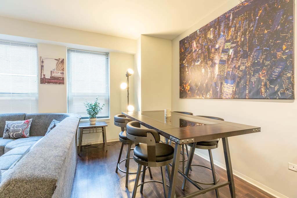 Chicago's Treasure "Heart of Evanston" 2bdr +1 Ba