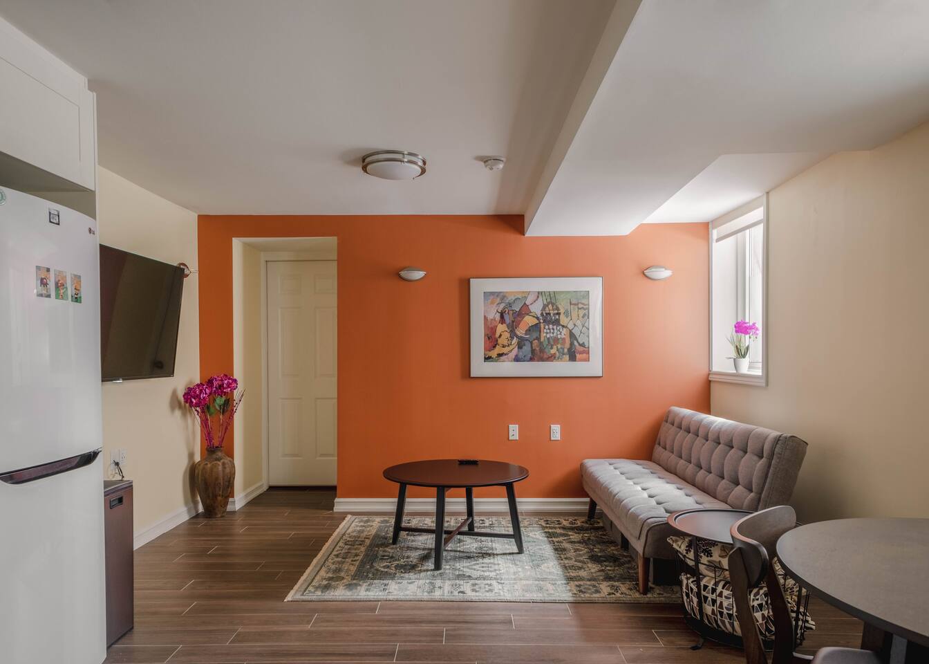 Bright Private Basement Suite | 1BR Near Subway