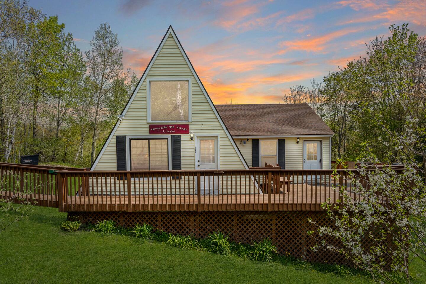 🏔️ Spacious 5BR Chalet | Walk to Downtown & 2 Min to Killington Mountain