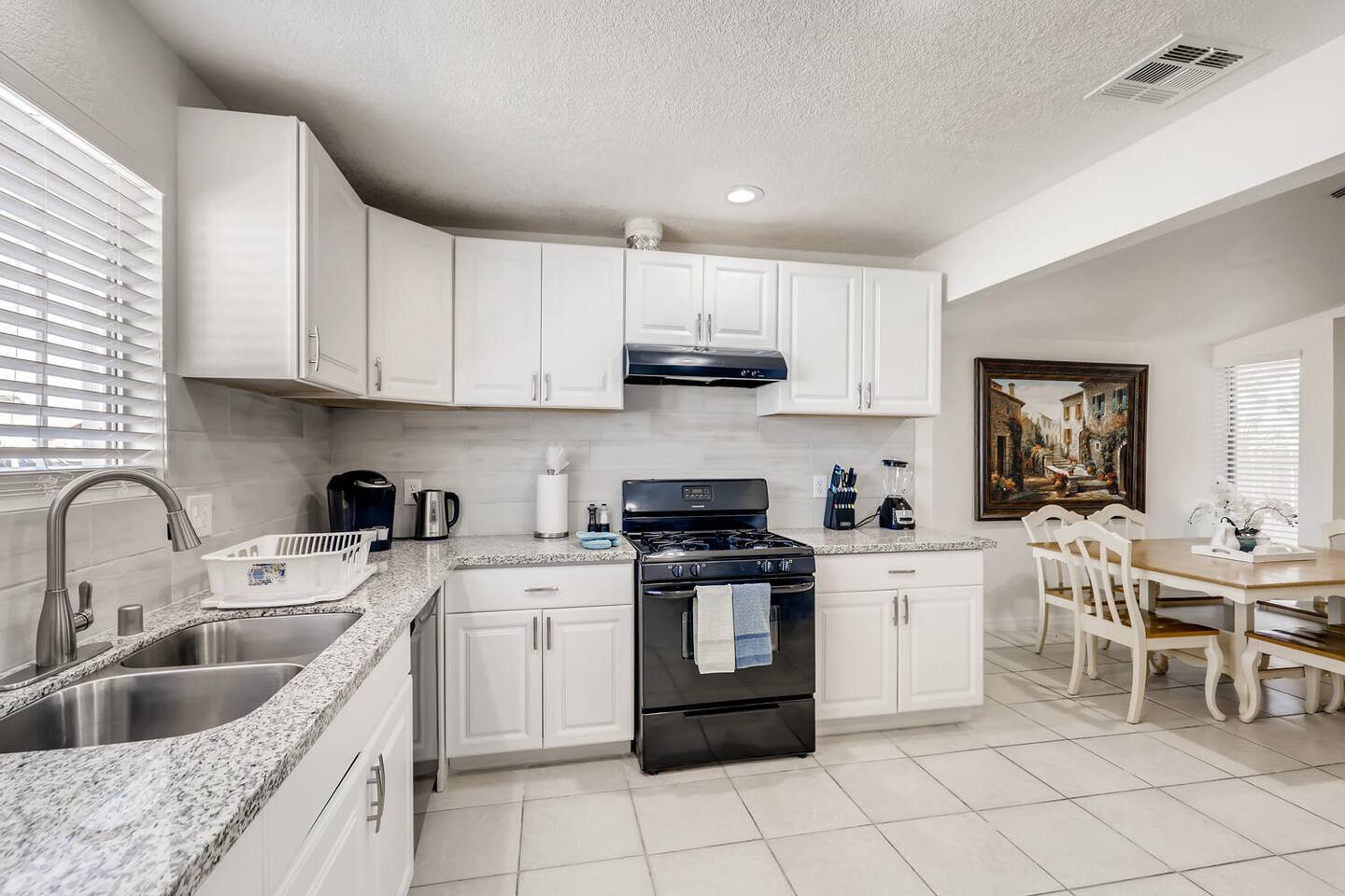 Unique 4 bedrooms 15 minutes to down town Vegas