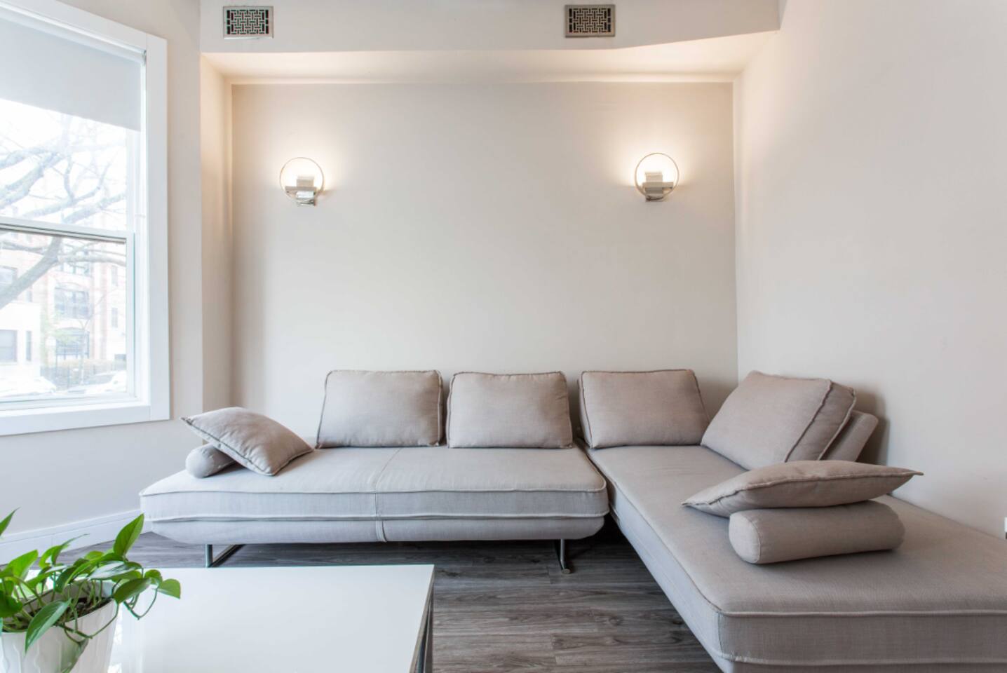 ⚾1 Min Walk to Wrigley! Amazing Location! 2BR Comfort - Cubs Fans Welcome!