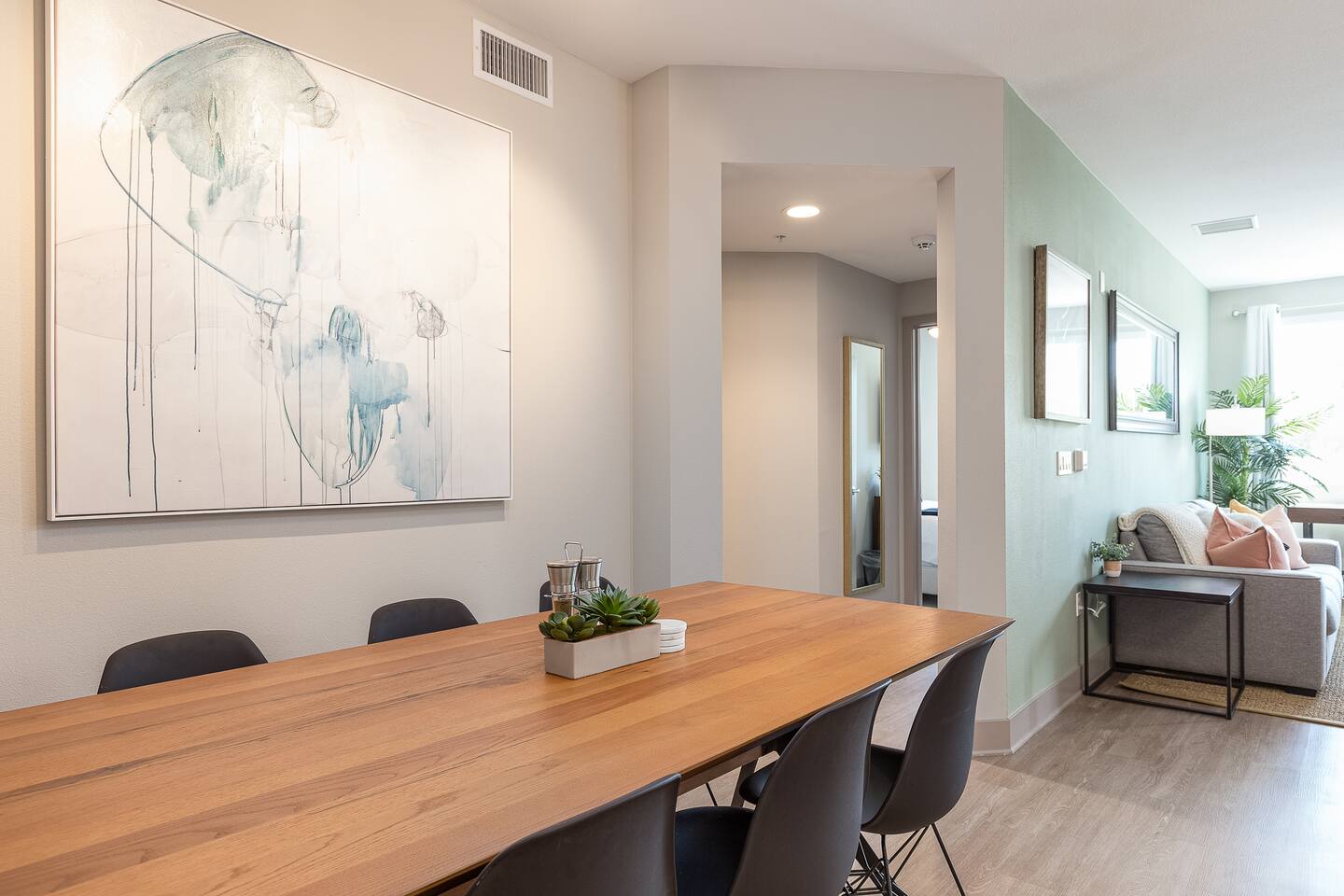 Resort-Style 2bed Condo 3 Miles to Disney