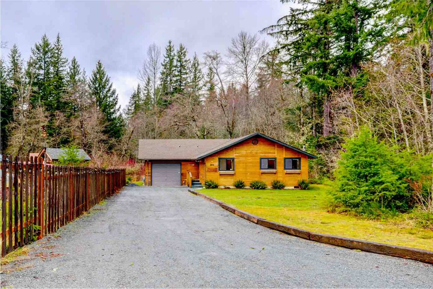 Cedar Cabin - Hot tub, backyard creek, fast wifi