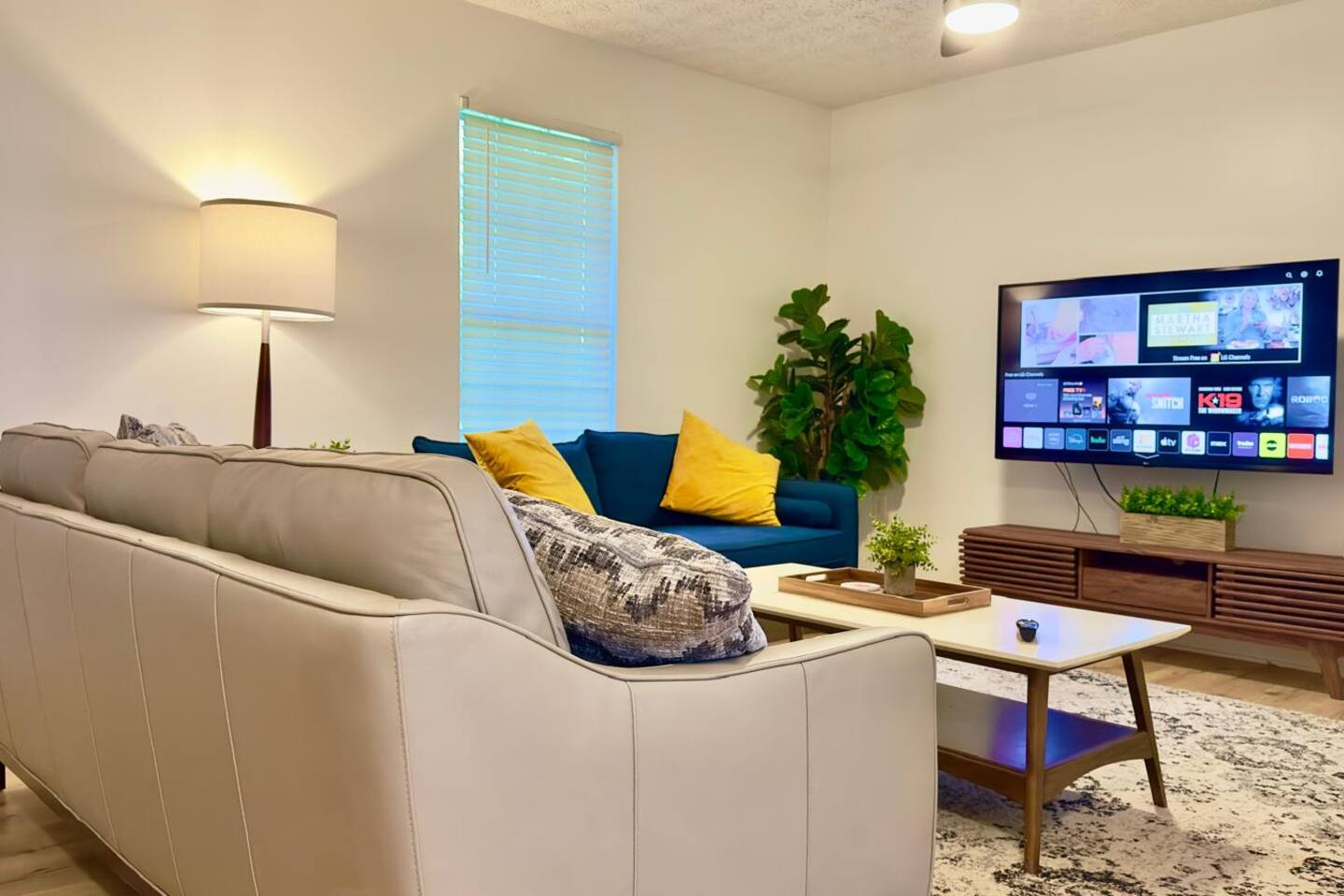 Renovated Townhome Close to Everything with UV Air