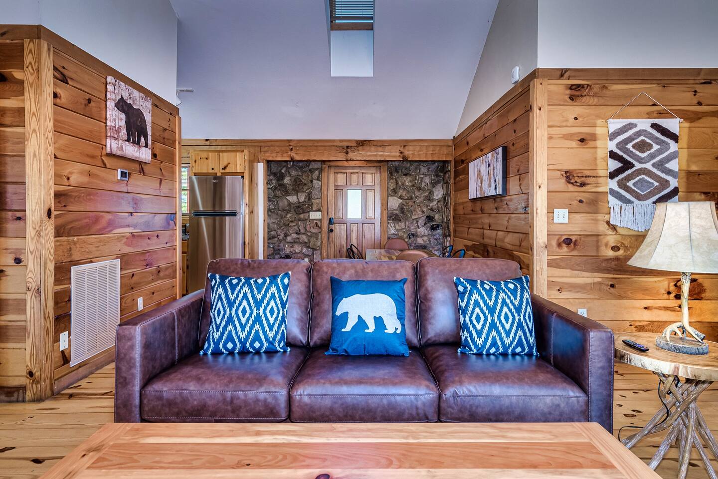 Family-friendly fun minutes from PKWY. Hot tub, spin bike, fast Wifi!