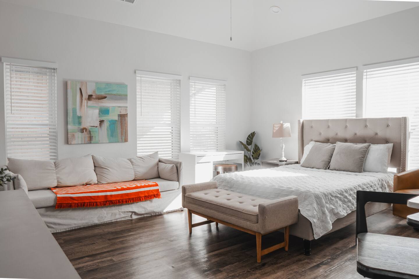 Spacious Studio Walk to Restaurants + Pet-Friendly