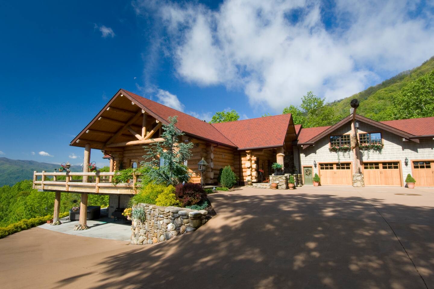 TN Mountain Lodge: sleeps 22+ lake, hike, hot tub1