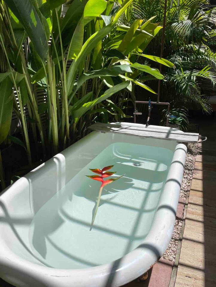 Secret Garden w/ Outdoor Bathtub and King Size Bed
