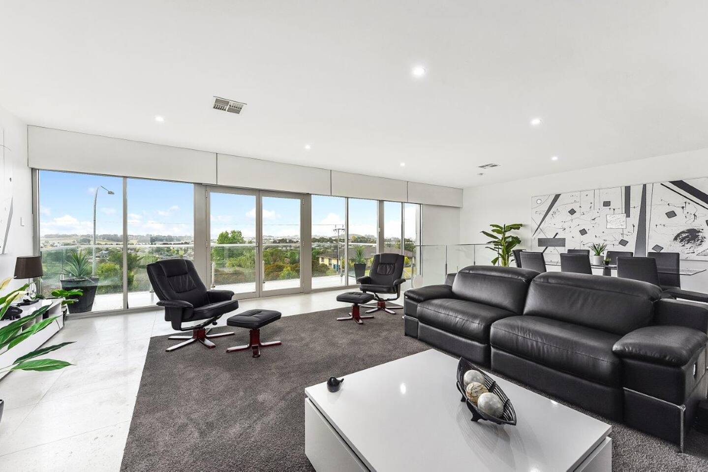 KENNEDY EXECUTIVE TOWNHOUSE – LUXURIOUS & SPACIOUS