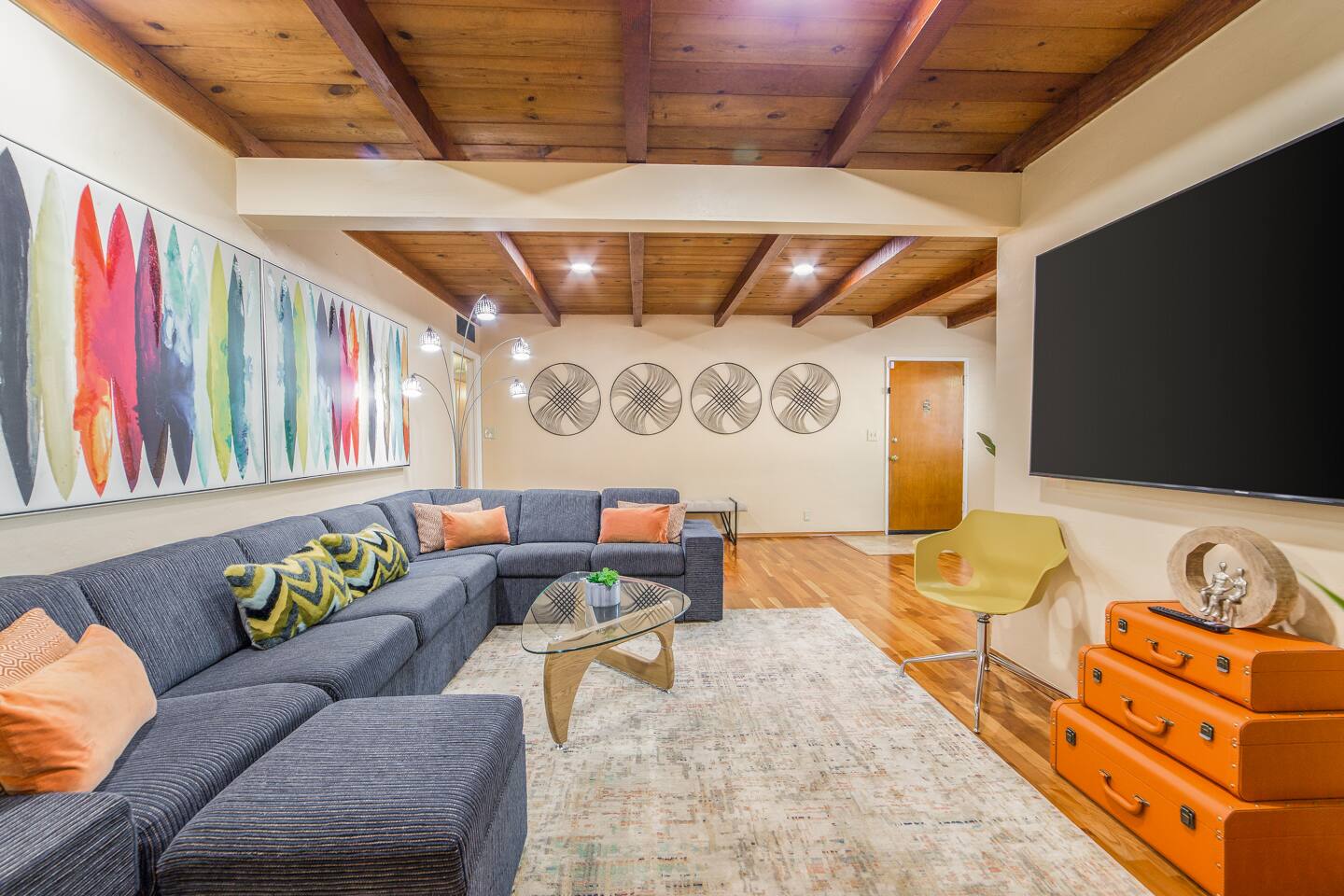 Sam Hughes Oasis: Spacious and Comfortable Yard