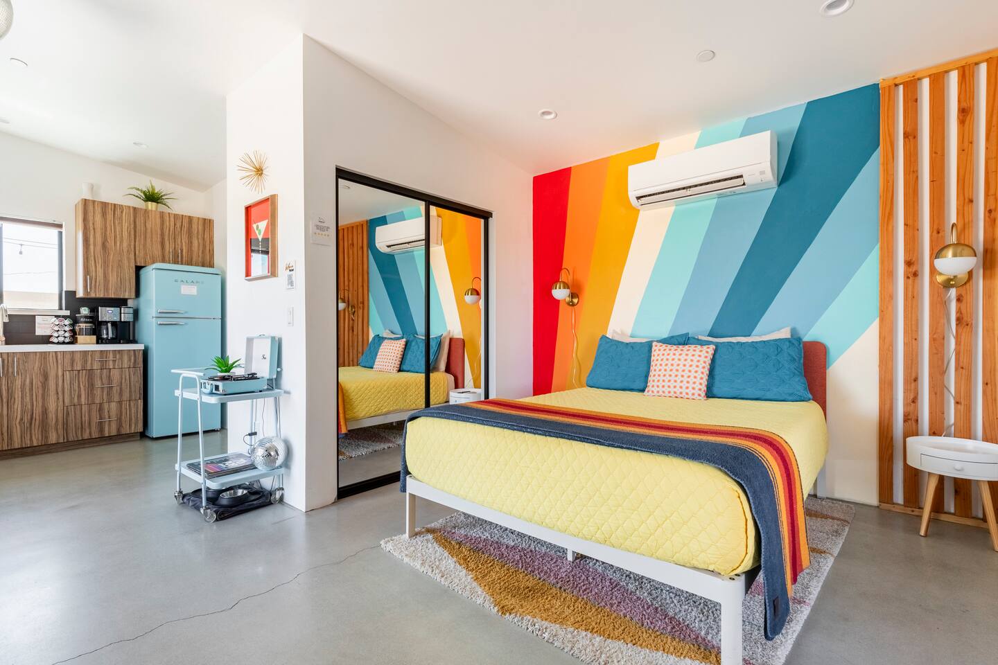 2 Min to DT JT Pets Welcome Hot Tub Fire Pit