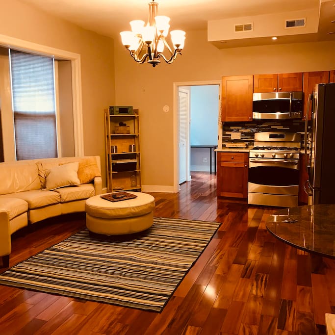 Large & Bright One bedroom *Center City -Historic