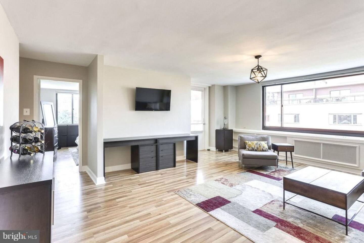 Modern Living - Stunning Views - Gym - Pool - More