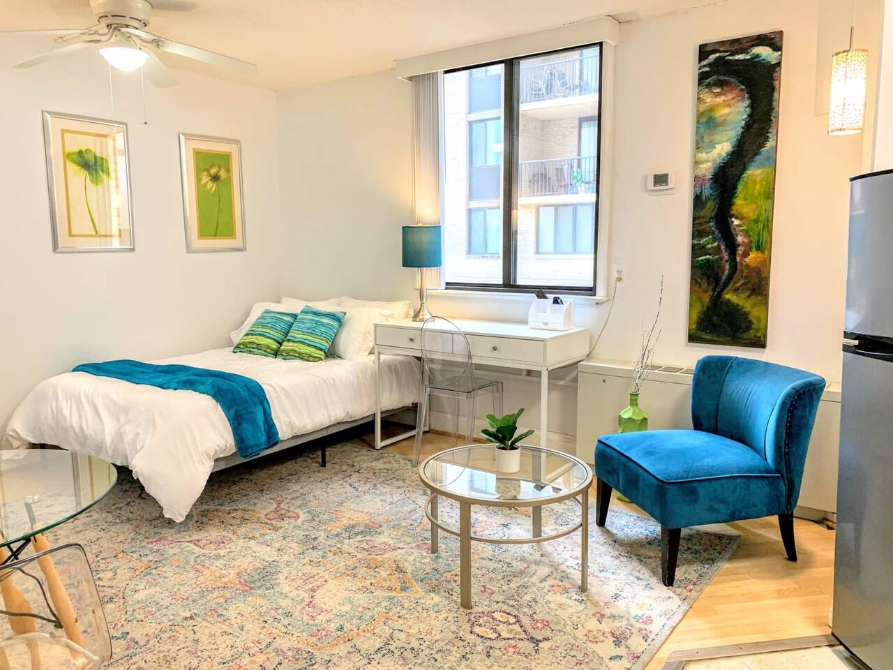 Beautiful, Modern Bethesda Studio - Free Parking!