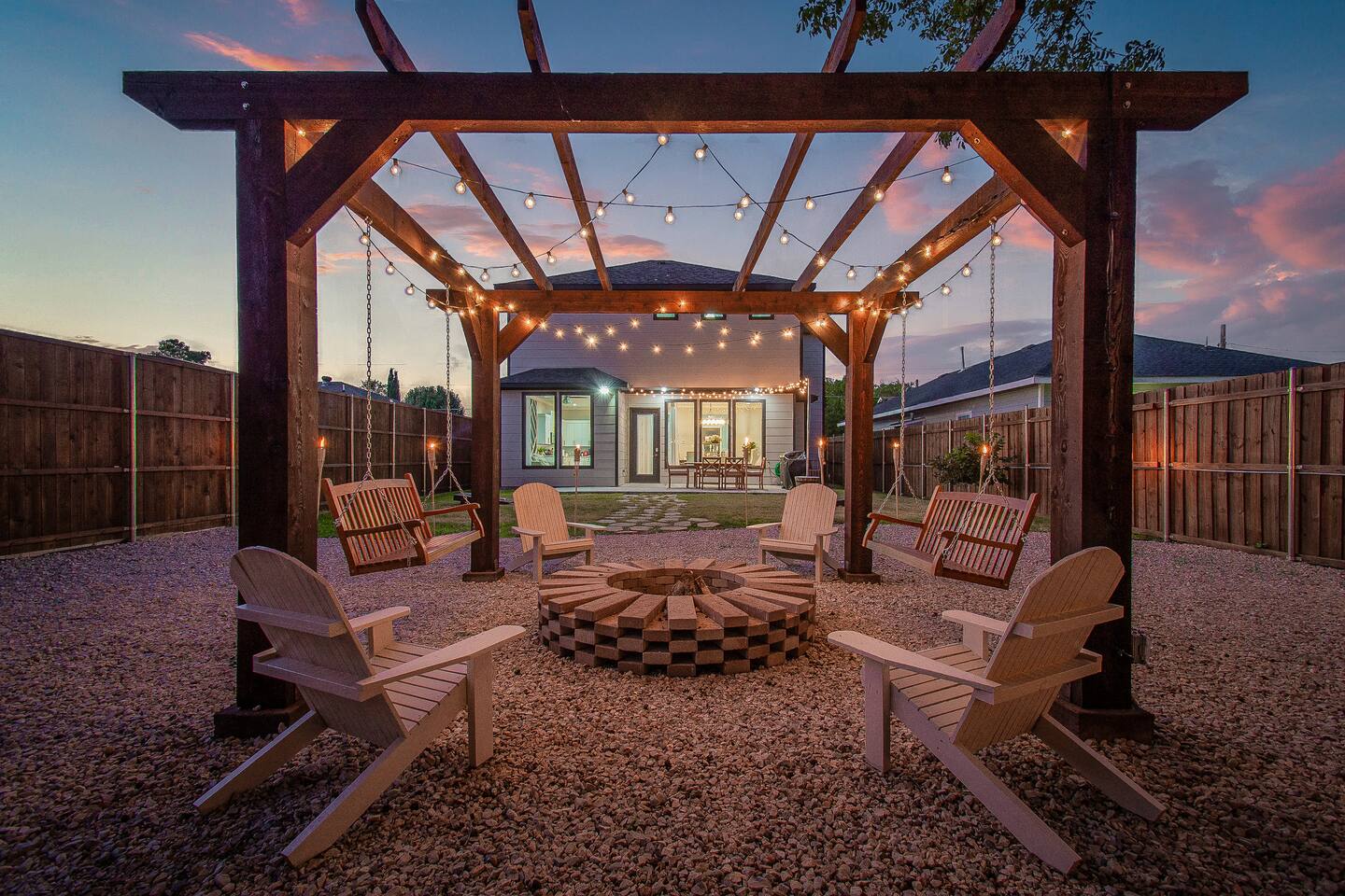 Modern Luxury★Amazing Backyard!!★Near Everything!