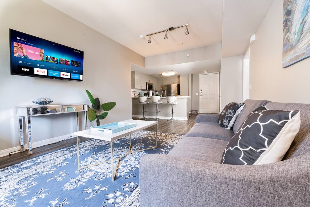 Lux Apt by SeaWorld. Pool, Hot Tub, Gym, King Beds