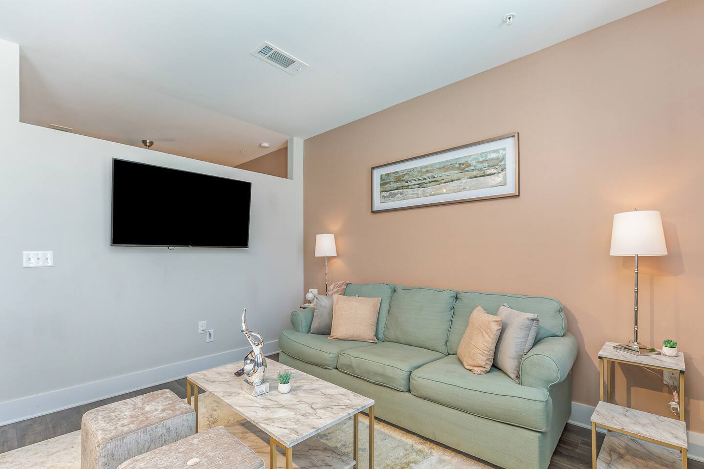 NoDa King Bed Suite | 2 Smart TVs | 5min to Uptown