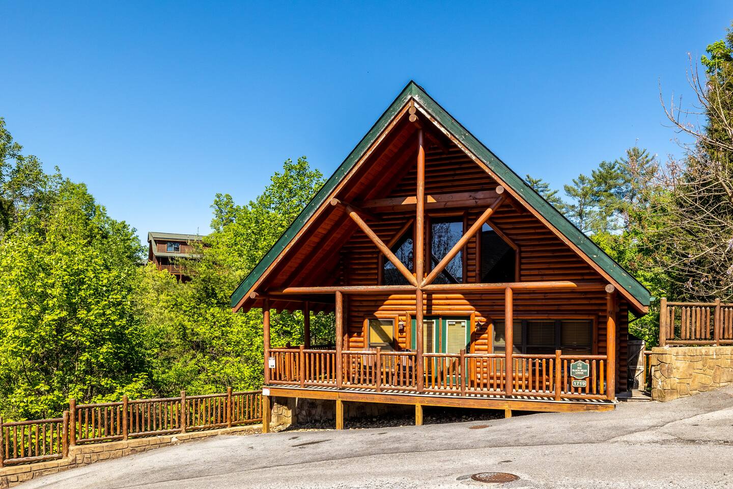 4BR 3BA Cabin w HotTub - 5 min Island Pigeon Forge
