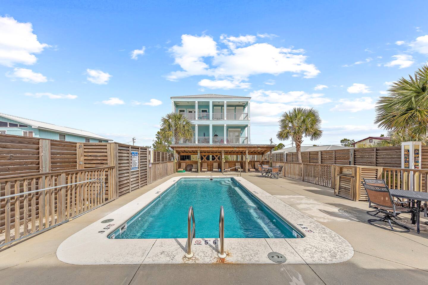 Cabana, Pool, Fire Pit, 4 min walk to beach!