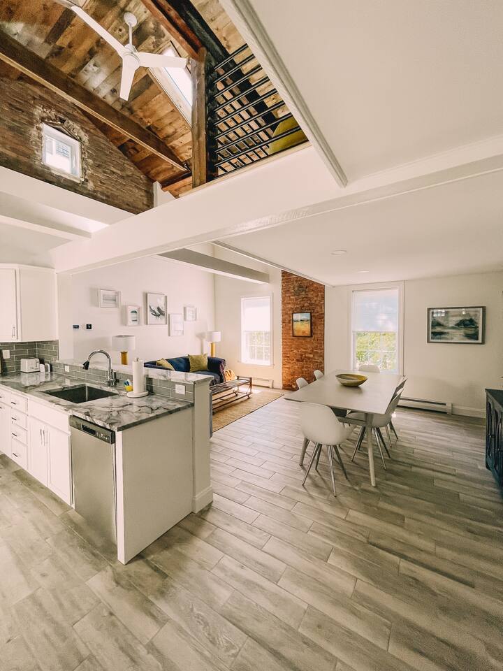 Luxury Apt, 5 Mins From Track/Skidmore/Downtown