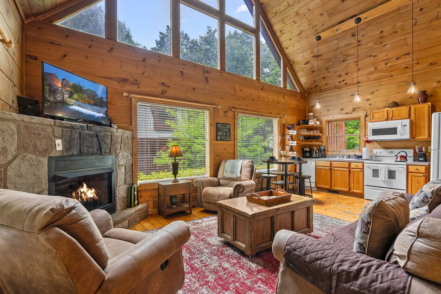 Hot Tub! Views! 15 min Gatlinburg & Pigeon Forge!