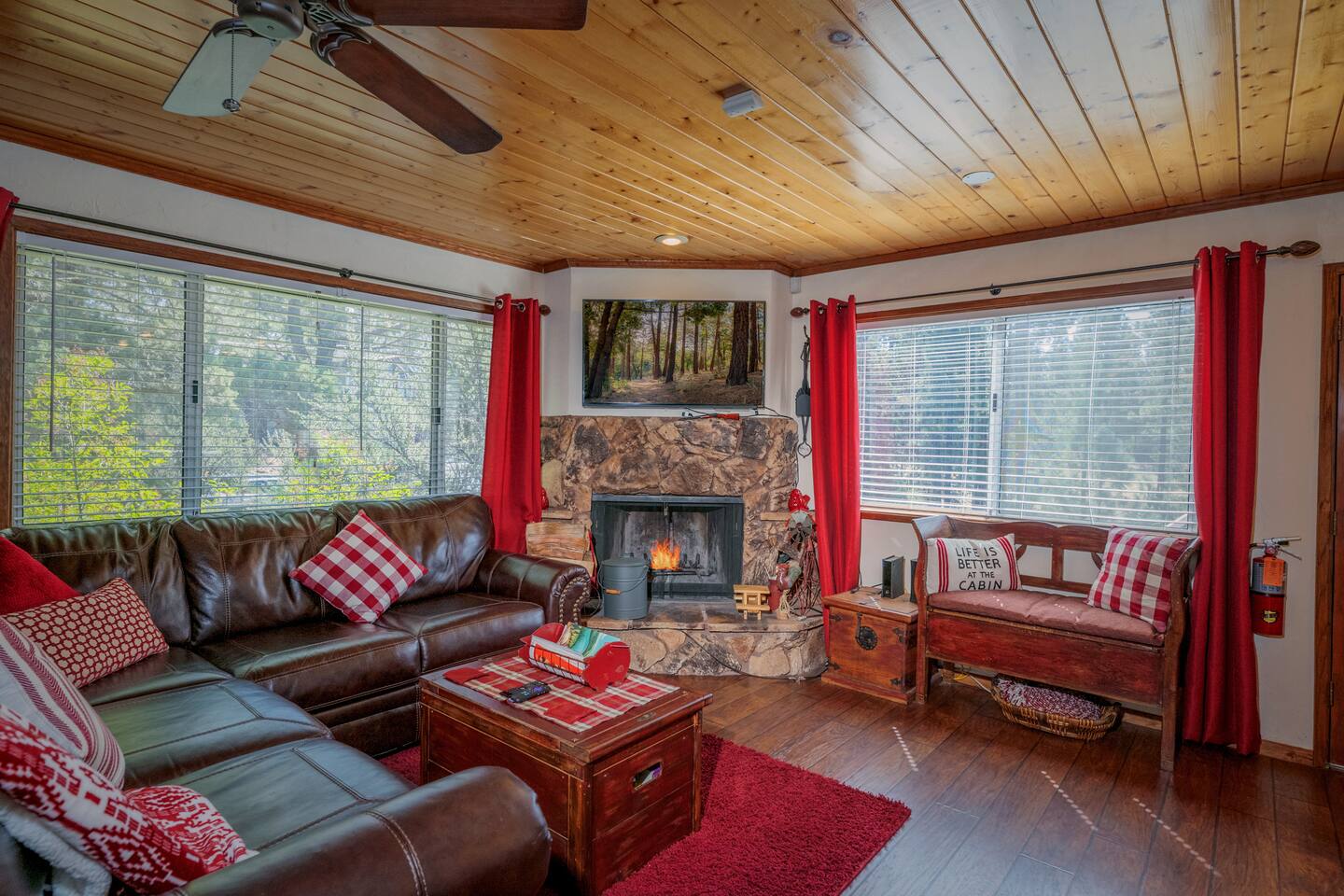 Huge Private Yard, Charming Cozy Getaway, Hot Tub