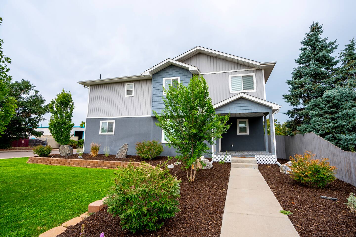 Perfect for fams/groups. Close to DIA. Fire pit.