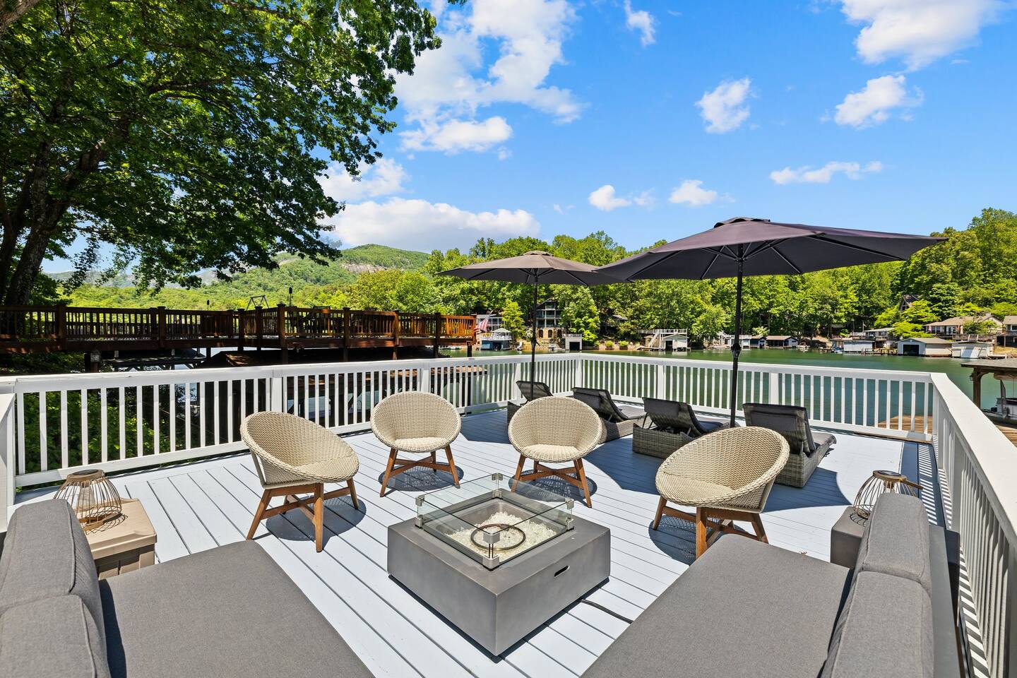 Lakefront Escape • Hot Tub • Stunning views