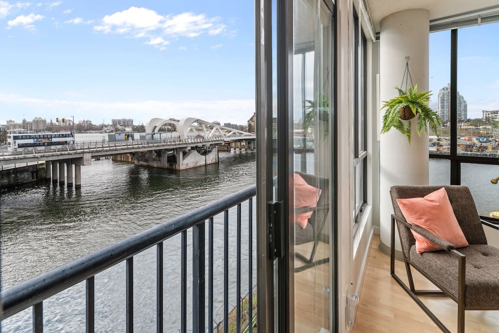 ✦ Luxe waterfront - PARKING, fireplace + views! 🐾
