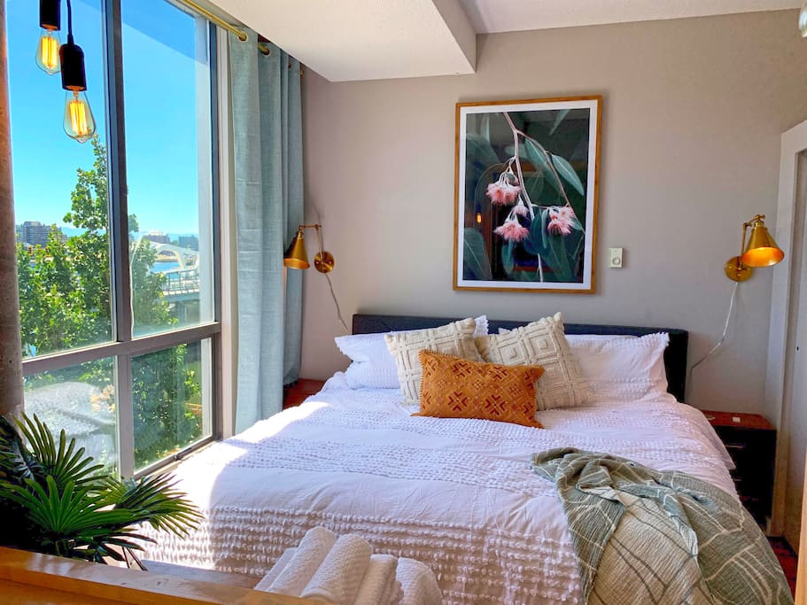 🏝Charming DT Oceanside 2-bdm: PARKING, fire +♥️city