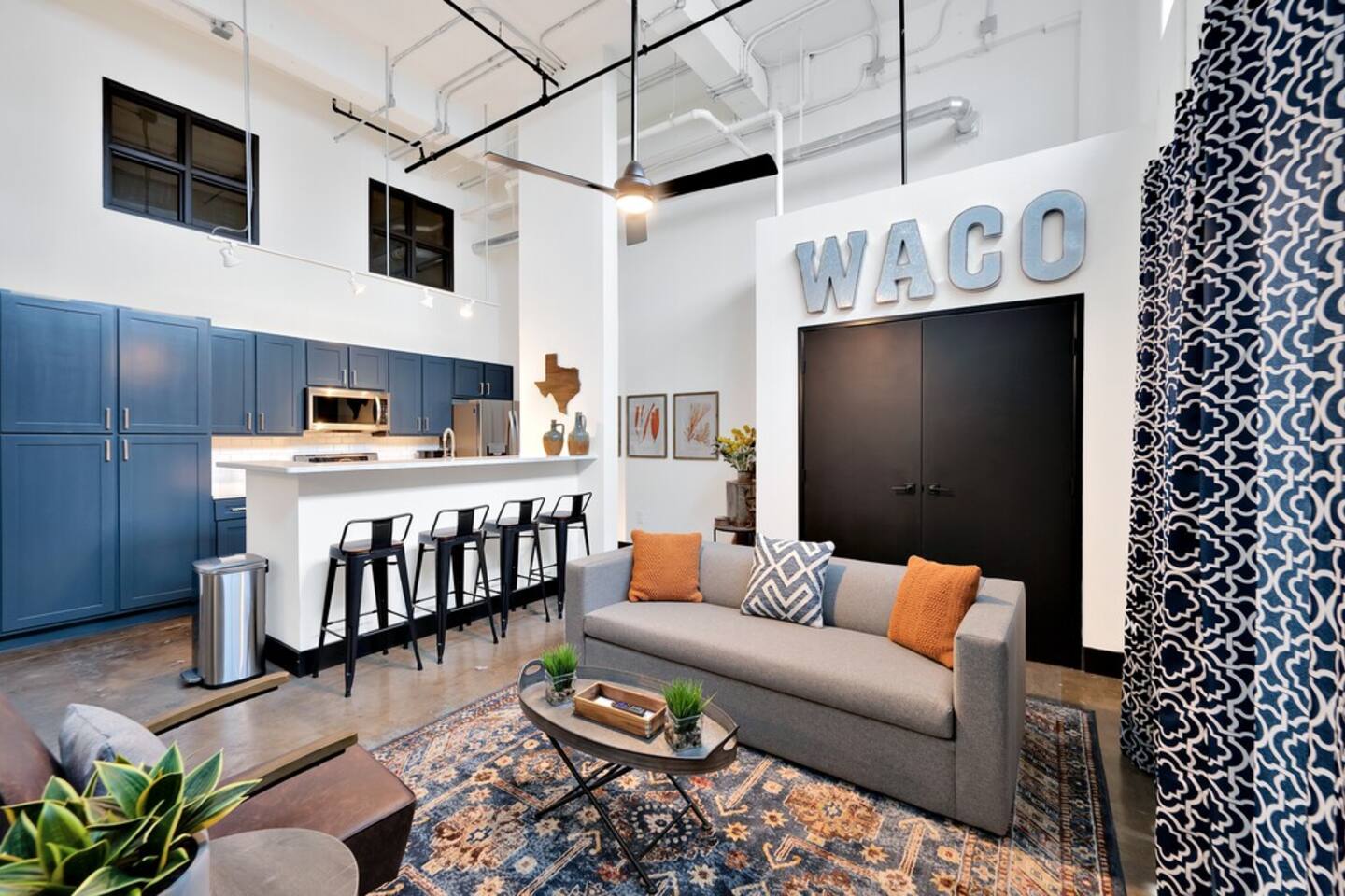 Mesquite Hideaway at Behrens Lofts-Downtown Luxury