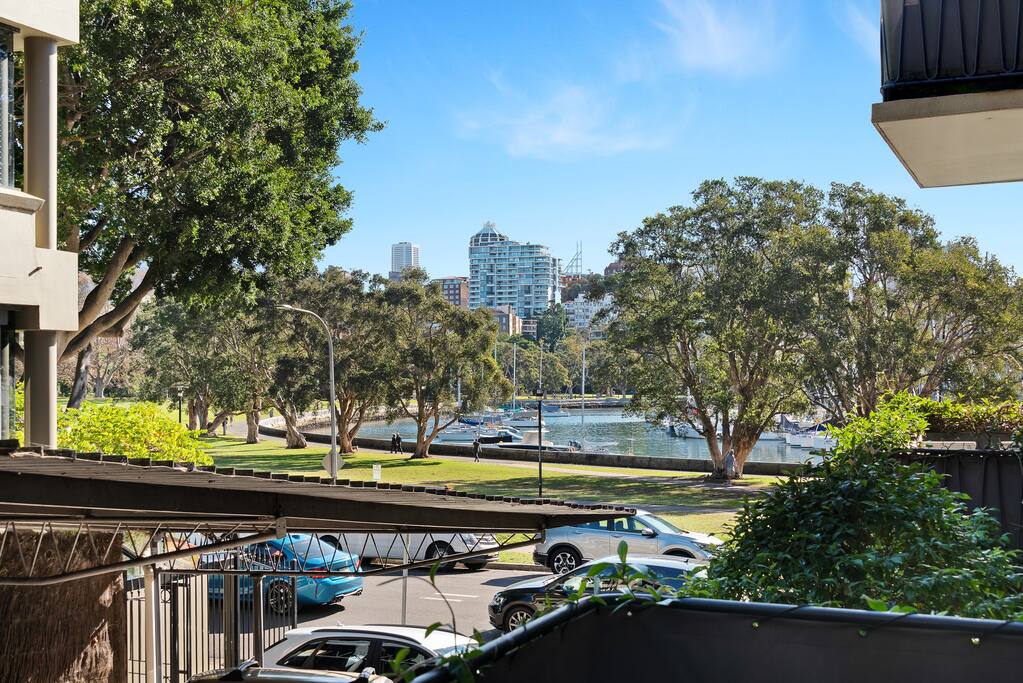 Inner Sydney 1BR w/ Gorgeous Harbour & Park Views