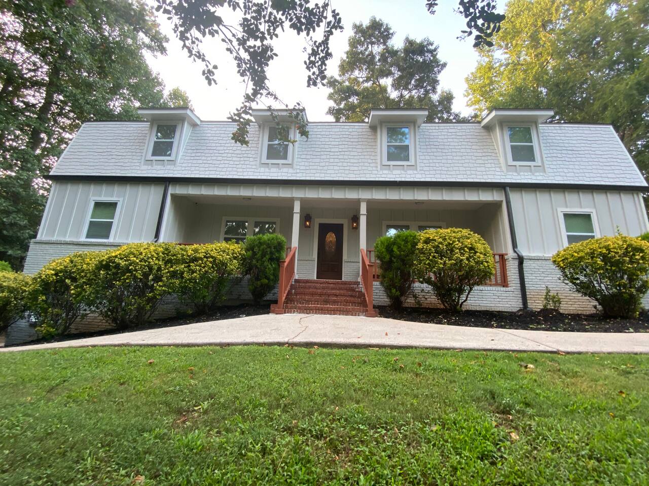 KING bed, covered porch, fence. Family & pets OK!