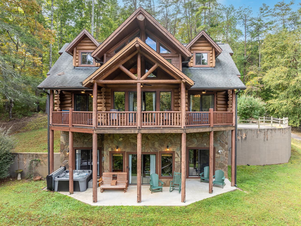 1 mile to Blue Ridge Lake, Hot Tub, Fire Pit, Pets