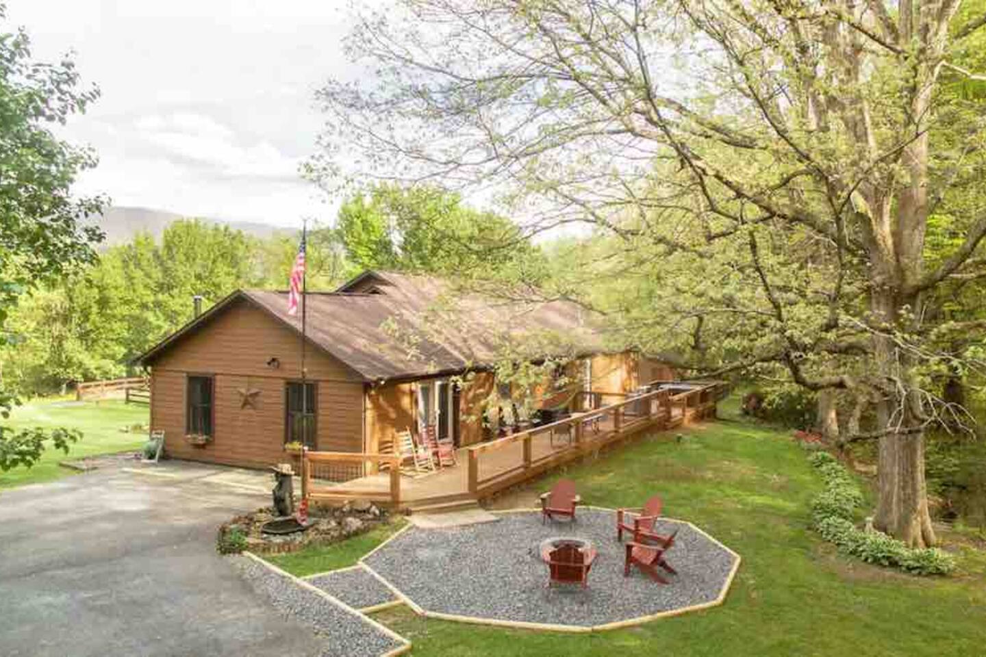 Popular Smokies Cabin! Hot tub-Firepit-Fenced Yard