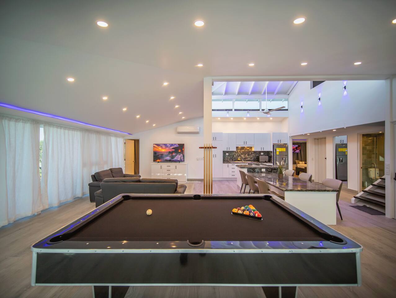 Luxury 3BR Penthouse, 300m from beach!