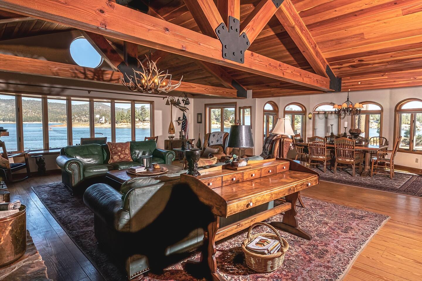 Gorgeous Lakeshore Cabin, Dock, Full Lake Views.