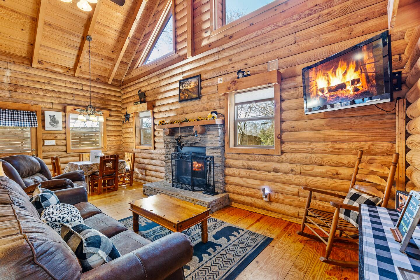 Dreamy Woodland Haven ~ Hot Tub ~ Trails ~ Pets OK