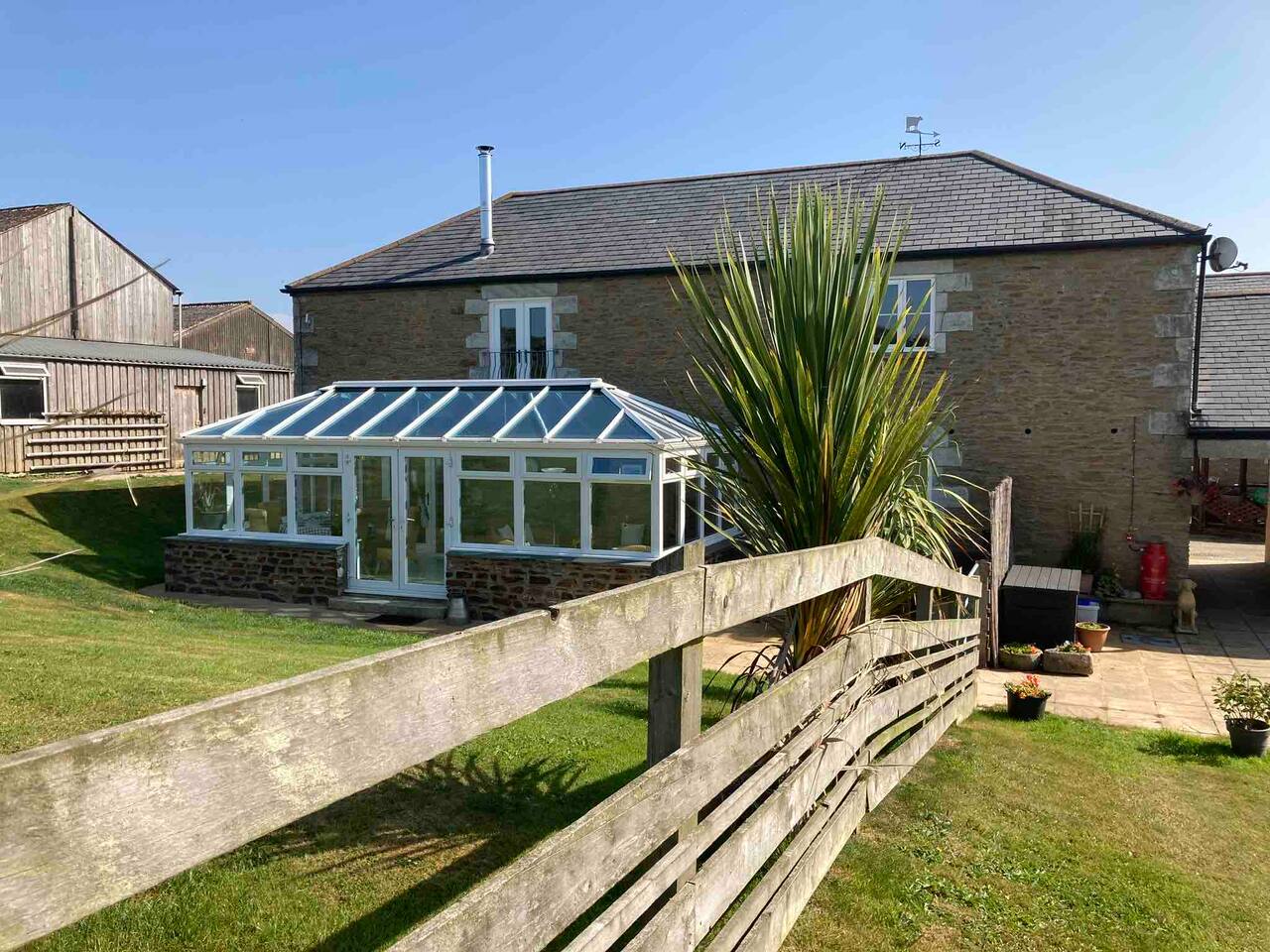 Large 11 person cottage w/ large garden & Hot tub.