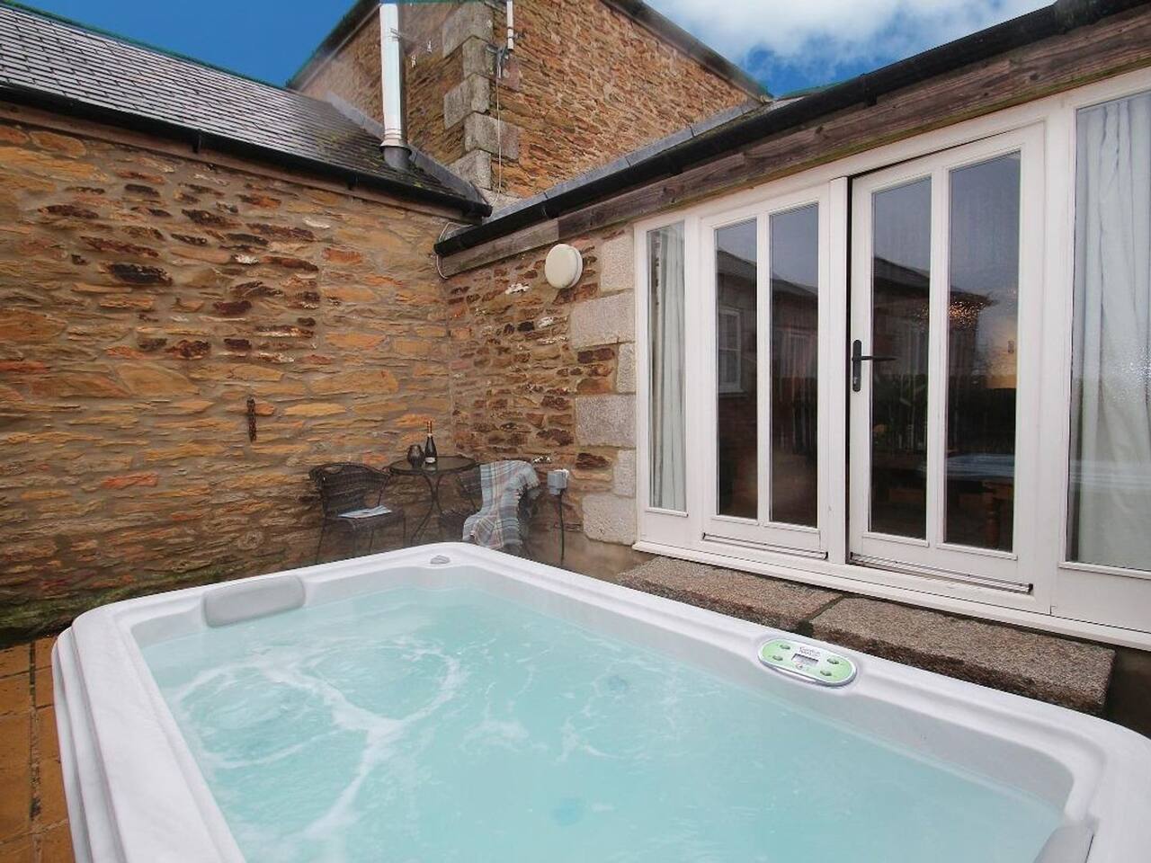 Luxury 1 Bedroom Cottage with Private Hot Tub
