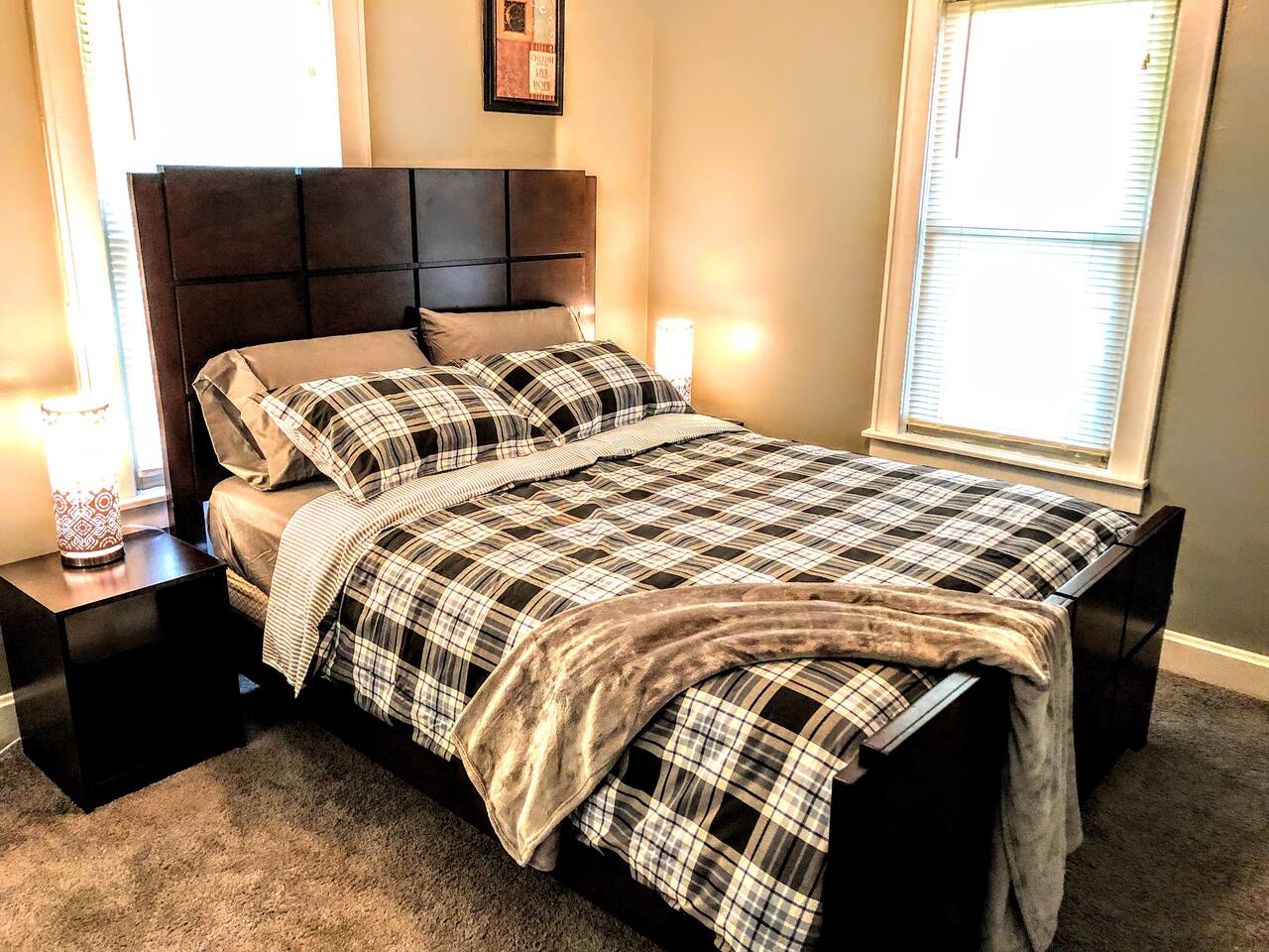 Master Bedroom: Queen bed