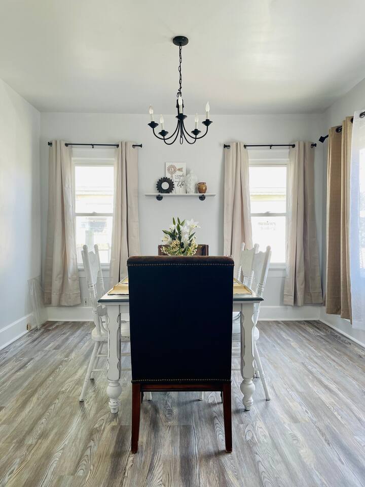 The Chic Shack / Centrally Located 2BR/1BA Home