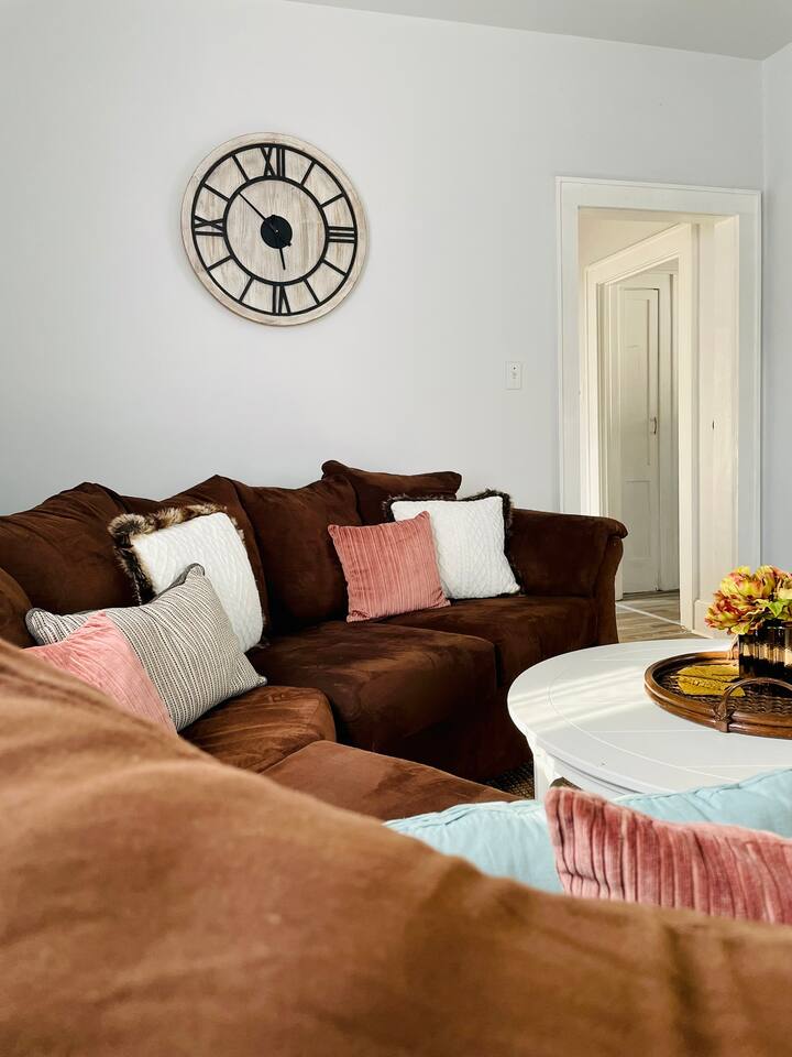 The Chic Shack / Centrally Located 2BR/1BA Home photo 4