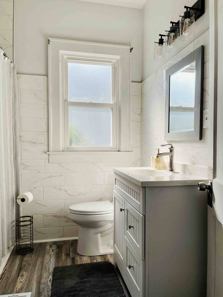 The Chic Shack / Centrally Located 2BR/1BA Home