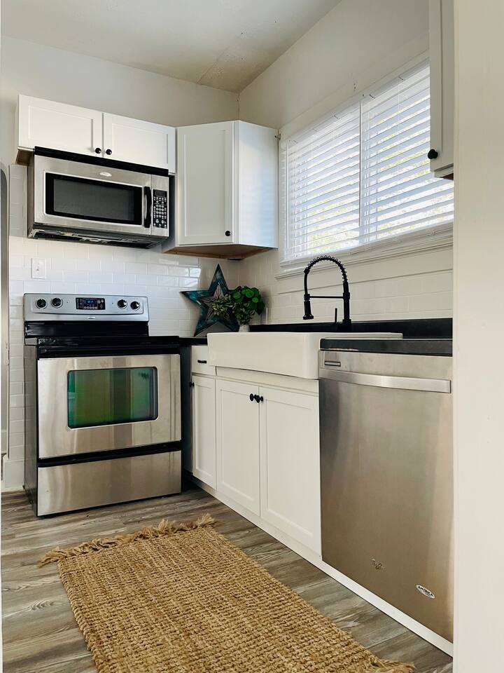 The Chic Shack / Centrally Located 2BR/1BA Home