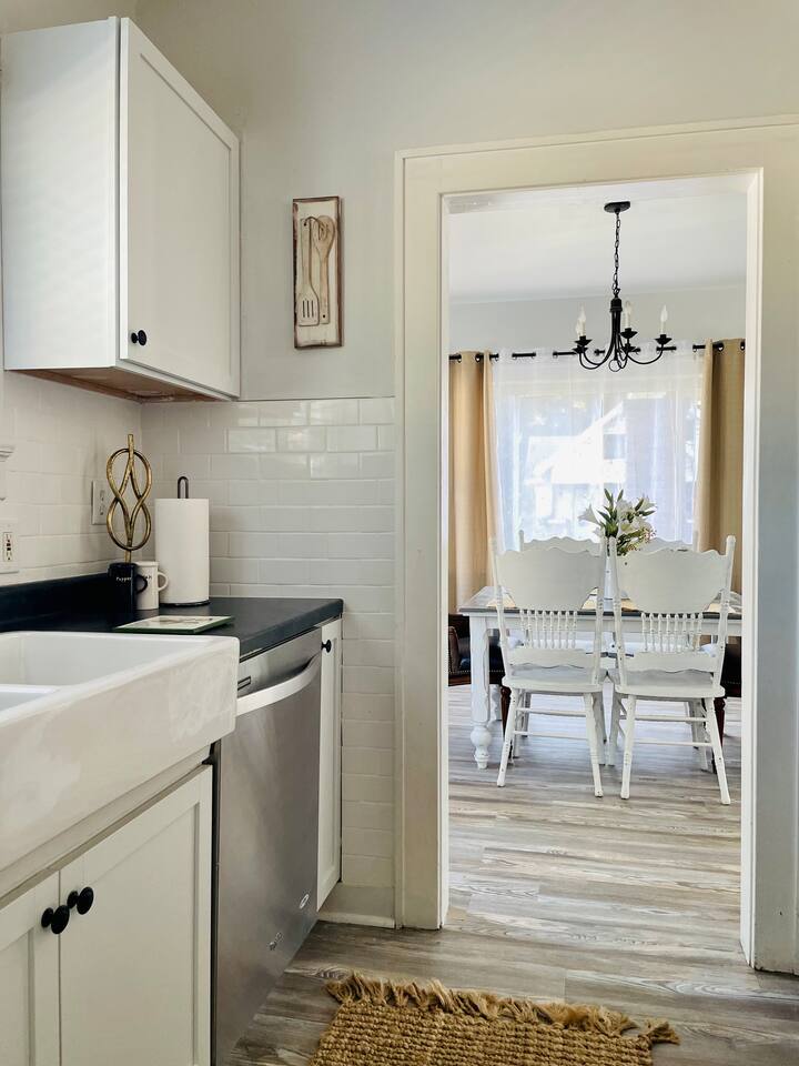 The Chic Shack / Centrally Located 2BR/1BA Home