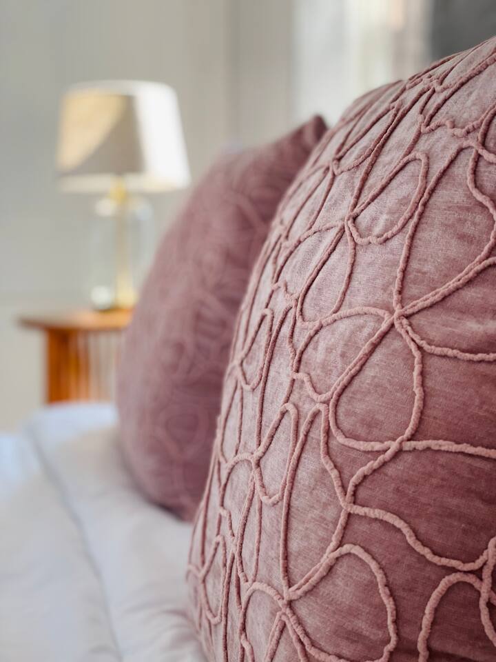 The Chic Shack / Centrally Located 2BR/1BA Home