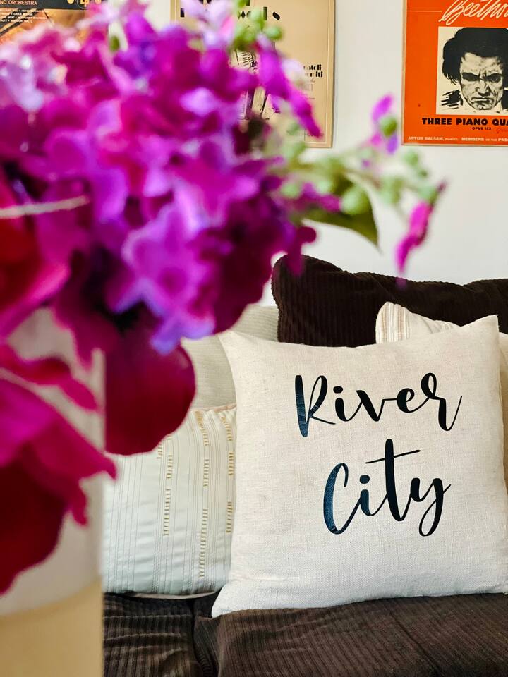River City Retreat |KING 1BD/1BA Stylish Apt
