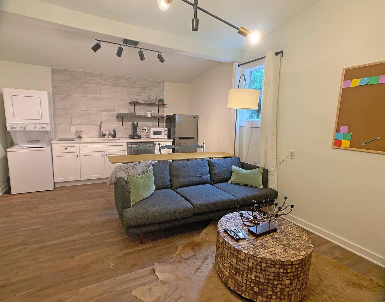 Centrally Located Urban Cabin 1Bedroom w/ KINGbed