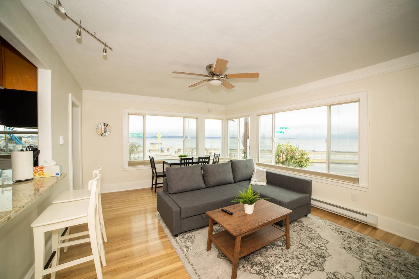 Alki Beachfront Getaway #2-Amazing 180 CornerView!